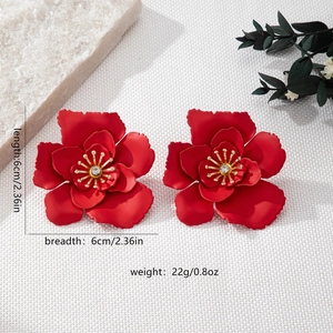 Détails des boucles d'oreilles fleurs 3D rouges avec dimensions 6cm et poids 22g