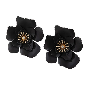 Boucles d'oreilles fleurs noir mat avec étamine dorée et cristal sur fond blanc
