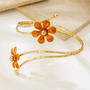 Bracciale da braccio boho dorato con fiori in smalto arancione e fascia testurizzata