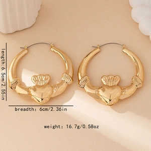Λεπτομερής όψη των χρυσών σκουλαρικιών Claddagh 6,5cm με χέρια και εστεμμένη καρδιά