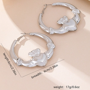 Λεπτομερής λήψη ασημένιων κρίκων Claddagh 6cm με σχέδια καρδιάς και στέμματος σε ασήμι