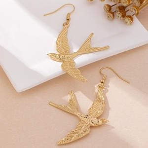 Vintage Alloy Gold Swallow Drop Earrings For Women Elegant Flying Bird Hook Earrings Personality Fashion Jewelry Accessory