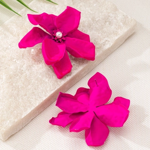 Chic magenta oversized flower earrings with central pearl and wavy petal texture