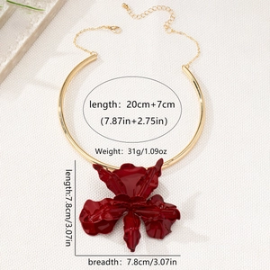 Dettaglio della collana con pendente a fiore rosso con dimensioni e specifiche tecniche