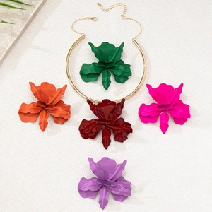 Collane girocollo con orchidea alla moda in vari colori su sfondo bianco