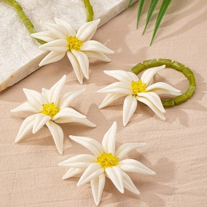 Blumen-Schmuckset mit weißen Lilienblüten und grünen Perlen für einen frischen Sommer