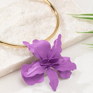 Girocollo alla moda con grande pendente a orchidea viola e collarino in metallo dorato