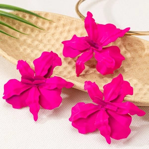 Ensemble de bijoux pendentif et boucles d'oreilles fleurs fuchsia mat pour femmes