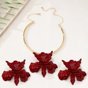 Vue détaillée du grand pendentif fleur rouge et des boucles d'oreilles assorties