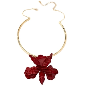 Collana girocollo dorata alla moda con un grande ciondolo a fiore 3D rosso scuro intenso