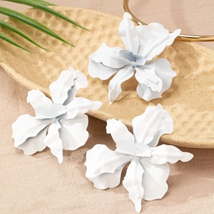 Vue détaillée d'un ensemble de boucles d'oreilles fleurs blanches mates aux pétales réalistes