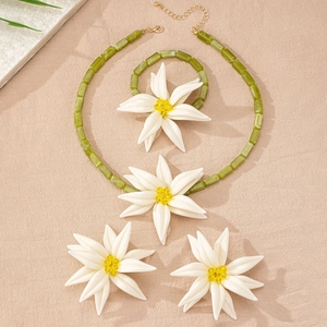 Detailansicht des Blumenschmuck-Sets mit weißen Lilienblüten und grünen Perlenketten