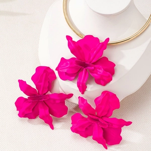 Vue détaillée d'une parure de bijoux orchidée fuchsia sur un buste d'exposition