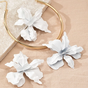 Parure collier ras du cou doré et boucles d'oreilles fleurs d'orchidées blanches 3D