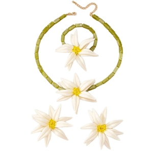 Schmuckset mit weißen Lilienblüten und olivgrünen Perlen an Halskette und Armband