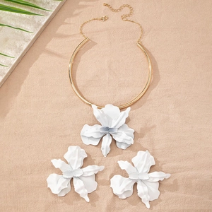 Détails de l'ensemble collier et boucles d'oreilles pétales blancs avec finitions dorées