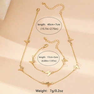 Detailansicht des goldenen Schmetterling-Schmucksets aus Halskette und Armband