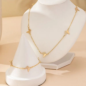 Elegantes Goldenes Schmetterling Halskette und Armband Schmuckset auf Display