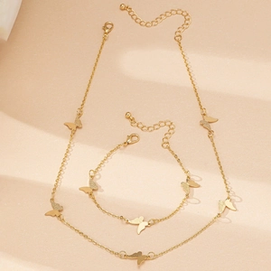Detailansicht von goldenem Schmetterling-Halskette- und Armband-Set mit mattem Finish