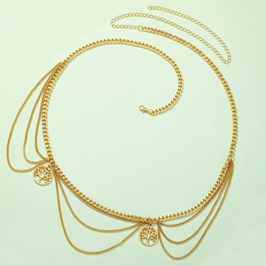 Détail d'une chaîne de taille dorée multicouche avec pendentifs Arbre de Vie
