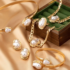 Luxuriöses Barockperlen-Schmuckset mit goldener Halskette, Ohrringen und Armband