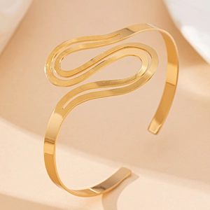 Minimalistische geometrische gouden manchetarmband met verstelbaar spiraalvormig ontwerp