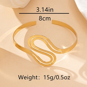 Detail van verstelbare gouden armring met S-vormig ontwerp, maat 8cm en gewicht 15g