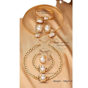 Barockes Perlen-Schmuckset mit goldener Halskette und Armband auf Champagner-Seide