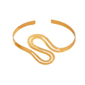 Minimalistische gouden S-vormige open armband met een strak geometrisch ontwerp