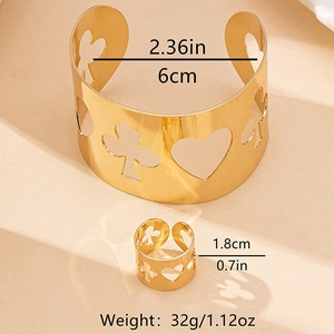 Detailed view of hollow flower poker motif gold ring and bracelet set with size measurements