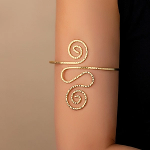 Boheemse Goud Armmanchet Voor Vrouwen Gehamerd Legering Spiraal Werveling Open Bangle Mode Sieraden Statement Hand Accessoire