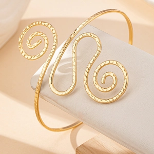 Gehamerde gouden bovenarmband met artistieke dubbele helix en bohemien S-vormig ontwerp