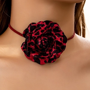 Handgefertigter Choker mit Leopard-Stoffrose in Rot und Schwarz aus Samt-Textur
