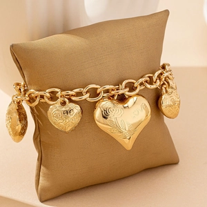Elegante bracciale con pendente a cuore dorato con incisioni floreali e scritta LOVE su seta