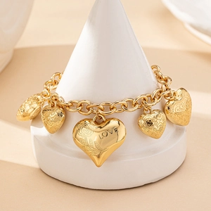 Elegante bracciale a catena dorata con ciondoli a cuore, incisione rosa e scritta LOVE