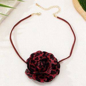 Detail der handgefertigten Leoparden-Rosen-Halskette mit dunkelrotem Samtband
