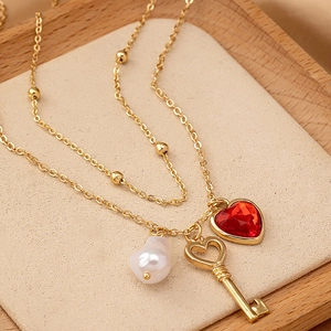 Collar bohemio dorado con gema de corazón rojo, colgante de llave y perla barroca