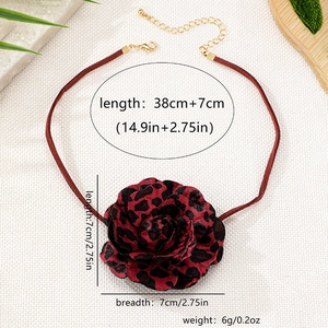 Detailansicht eines Chokers mit Leoparden-Stoffrose, Maße 7x7cm und 38+7cm Kette