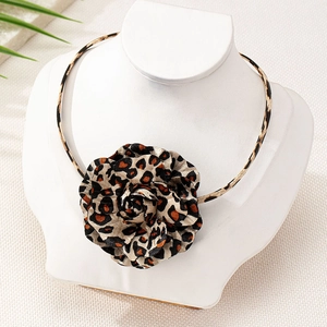 Eleganter Choker mit handgefertigter Stoffrose im Leopardenmuster für Damen Accessoires