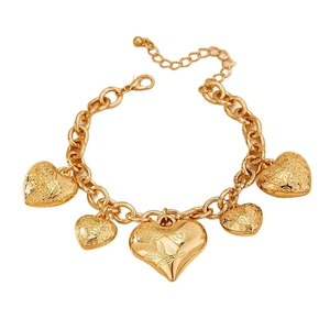 Elegante bracciale dorato con ciondoli a cuore multipli, incisione LOVE e chiusura a moschettone