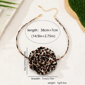 Detail eines Chokers mit Leoparden-Stoffrose, 38 plus 7 cm Länge und goldener Kette