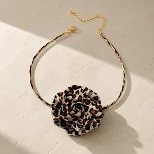 Handgefertigter Choker mit Leopardenmuster Rosenblüte und goldener Metallkette