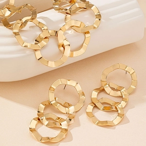 Set gioielli dorati geometrici con orecchini a cerchio martellati e collana elegante