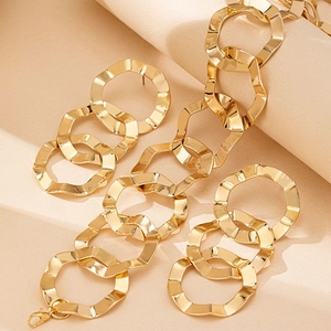 Elegante set di collana e orecchini dorati con anelli intrecciati e design geometrico ondulato