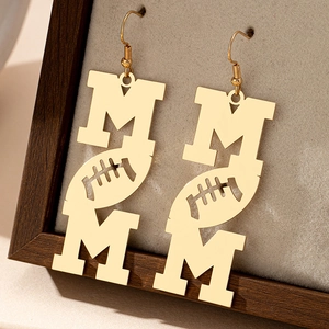 Orecchini a Gancio in Lega Dorata con Lettere MOM e Football Traforati per Donna Stile Sportivo Regalo Gioielli Festa della Mamma