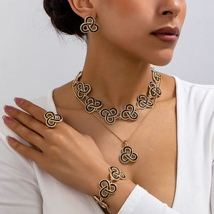 Set gioielli vintage oro e nero con nodo celtico, collana, orecchini e anello