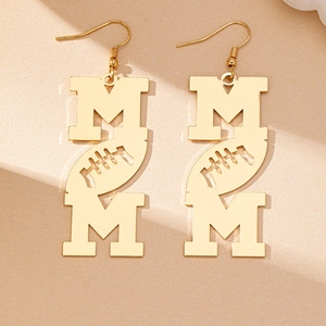 Eleganti orecchini a goccia MOM dorati con design a intaglio di football americano