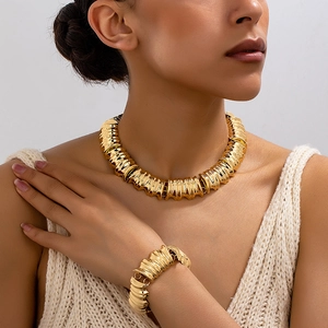 Vintage Gold Legierung Geripptes Schmuckset Wellenförmige Textur Choker Halskette Und Passendes Armband Für Damen Party Mode