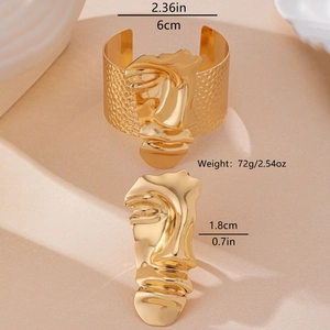 Dettaglio del bracciale rigido dorato con rilievo facciale astratto e dimensioni