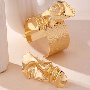 Set bracciale dorato artistico con design viso astratto e finitura metallica martellata